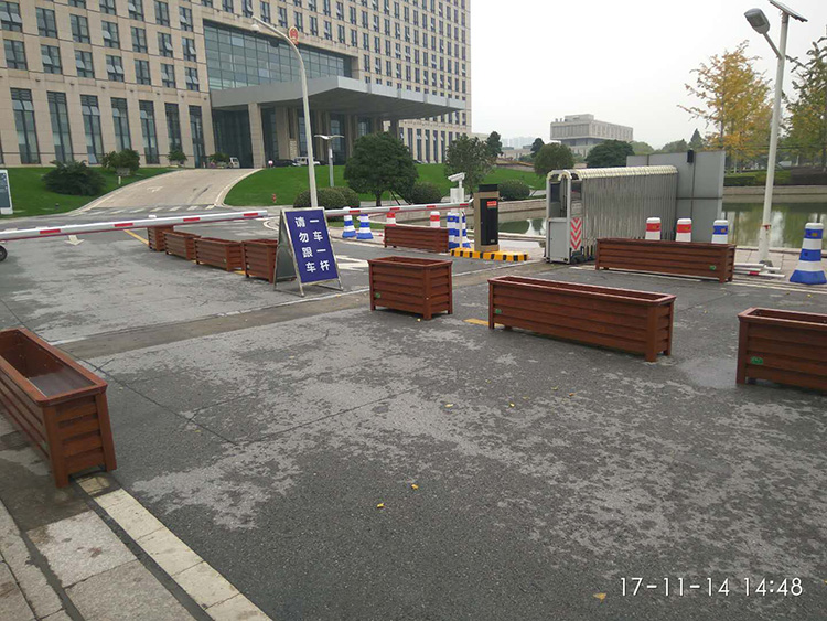 平湖市行政中心，市委市政府門口木紋鋁合金花箱
