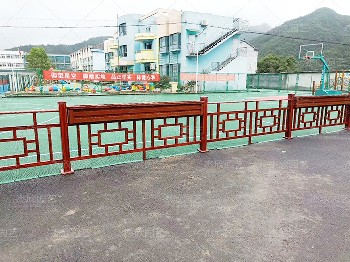 學(xué)校紅木色護欄花箱案例