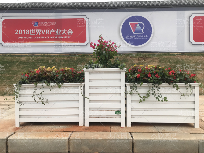 仿木花箱和木質(zhì)花箱有什么不同？