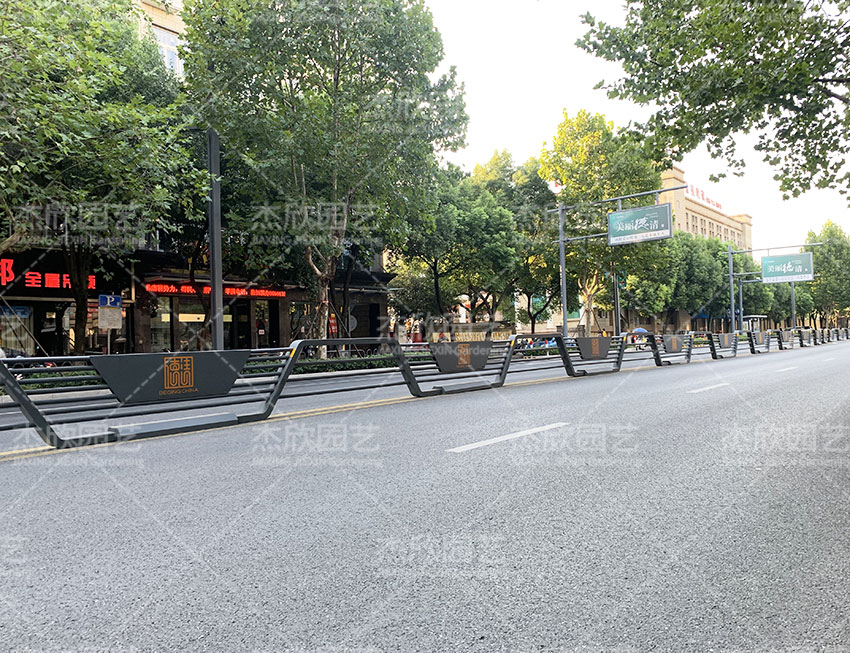 隔離花箱護欄為什么適合城市隔離帶？