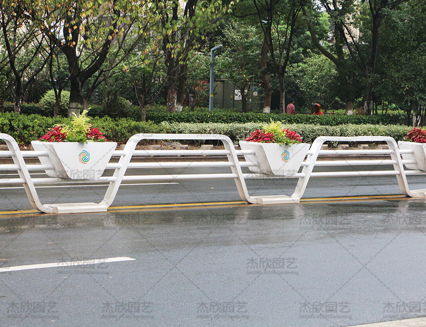 各種花箱道路護欄效果區(qū)別？